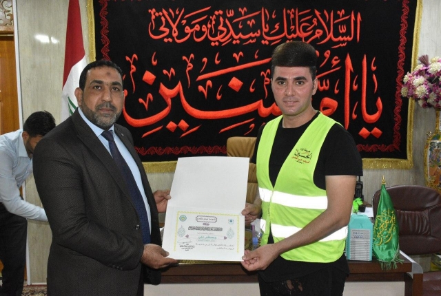 امانة_مزار_الشريفة_بنت الامام الحسن المطهرة تكرم متبرعين بمادة العزل المائي.