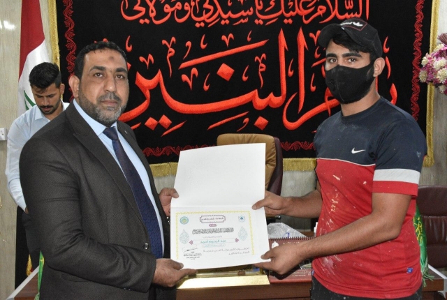 امانة_مزار_الشريفة_بنت الامام الحسن المطهرة تكرم متبرعين بمادة العزل المائي.