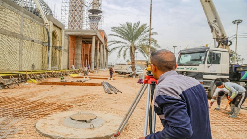 تستمر الكوادر الهندسية بتهيئة الصحن من الجهة الشرقية والغربية والشمالية