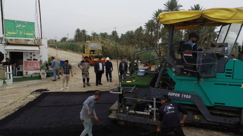 استمرار الحركة العمرانية وتبليط الطرق المحيطة بالمرقد الشريف .
