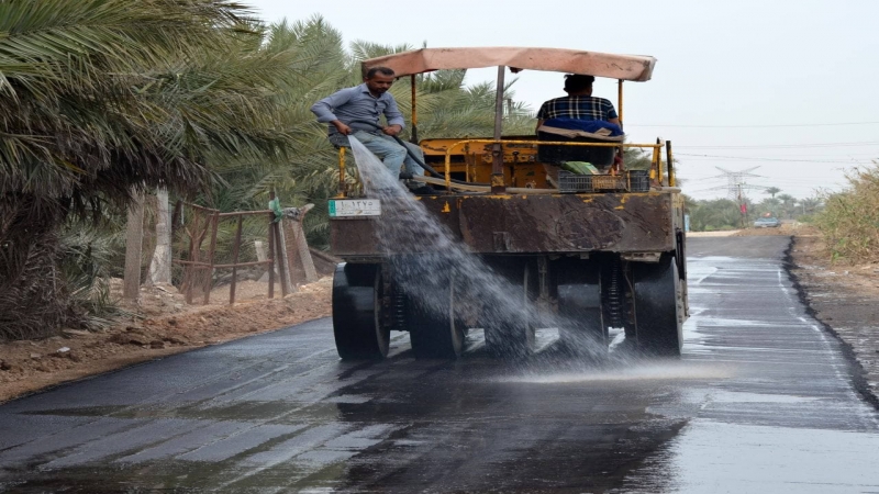 استمرار الحركة العمرانية وتبليط الطرق المحيطة بالمرقد الشريف .