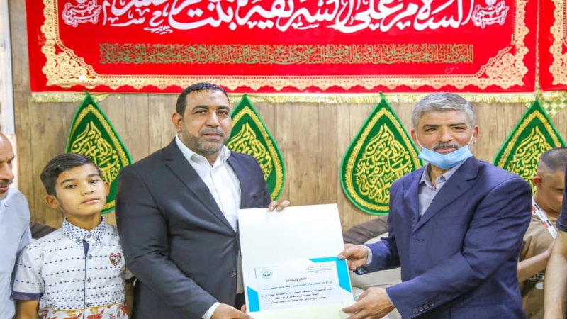 وَعِنْدَ قَبْرٍ طَبِيبَة أَهْلَ الْبَيْتِ