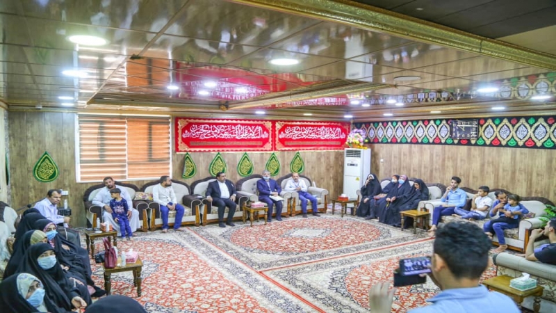 وَعِنْدَ قَبْرٍ طَبِيبَة أَهْلَ الْبَيْتِ