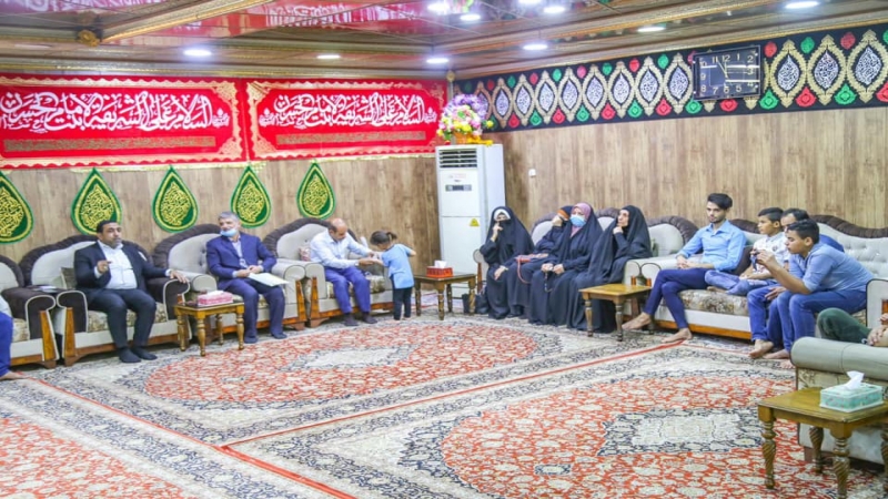وَعِنْدَ قَبْرٍ طَبِيبَة أَهْلَ الْبَيْتِ