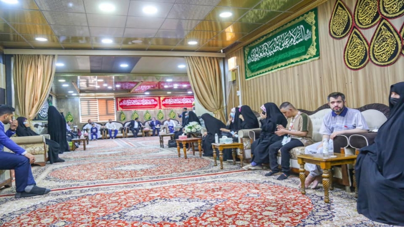 وَعِنْدَ قَبْرٍ طَبِيبَة أَهْلَ الْبَيْتِ