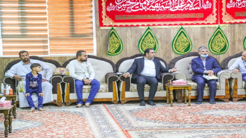 وَعِنْدَ قَبْرٍ طَبِيبَة أَهْلَ الْبَيْتِ