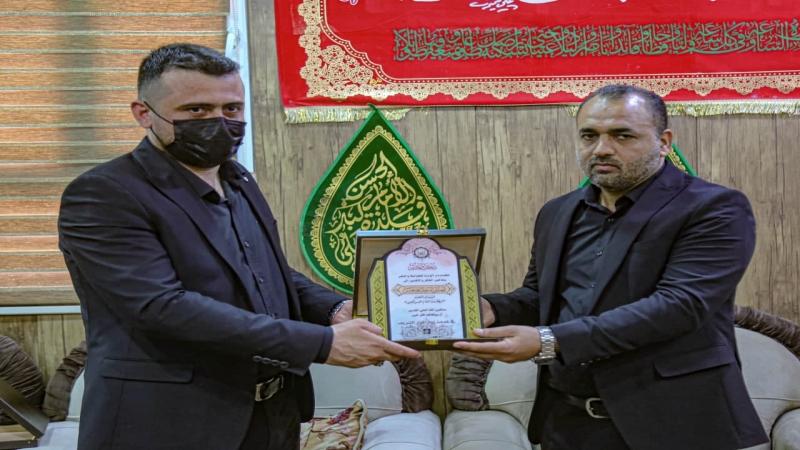 وفد من العتبة الحسينية يكرم ادارة المرقد الشريف