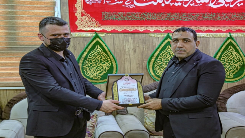 وفد من العتبة الحسينية يكرم ادارة المرقد الشريف