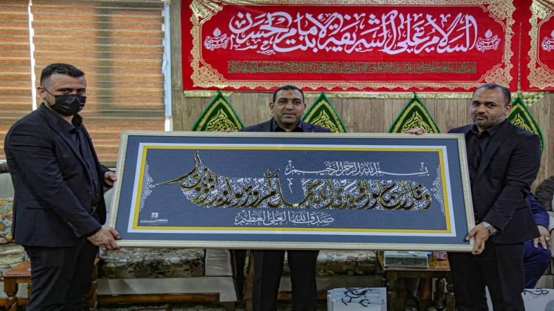 وفد من العتبة الحسينية يكرم ادارة المرقد الشريف