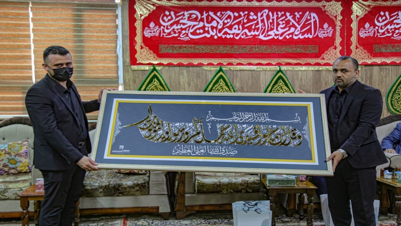 وفد من العتبة الحسينية يكرم ادارة المرقد الشريف
