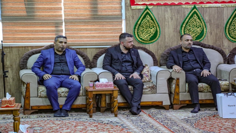 وفد من العتبة الحسينية يكرم ادارة المرقد الشريف