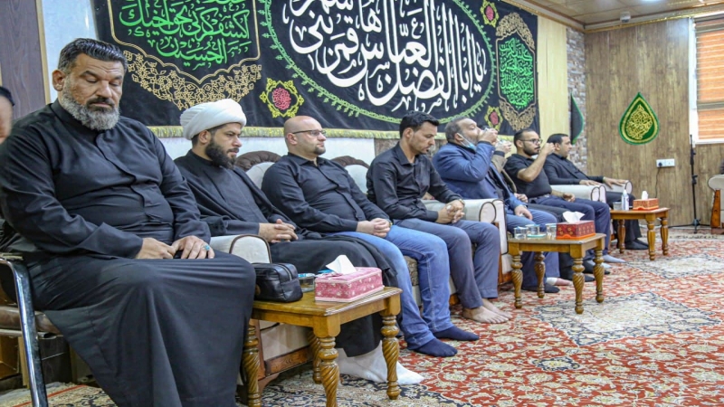 وفد من العتبة الحسينية يكرم ادارة المرقد الشريف