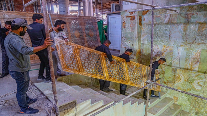 محجرات خشبية وقواطع من مادة الستانلس ستيل تنصب لتسهيل حركة الزائرين