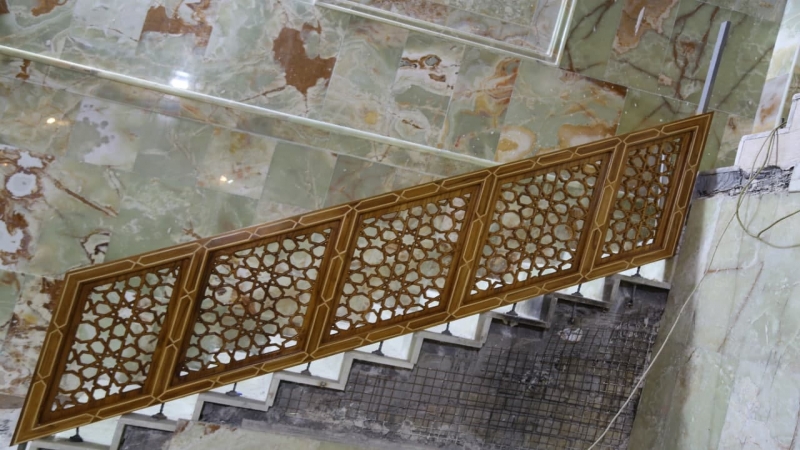 محجرات خشبية وقواطع من مادة الستانلس ستيل تنصب لتسهيل حركة الزائرين