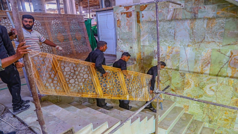 محجرات خشبية وقواطع من مادة الستانلس ستيل تنصب لتسهيل حركة الزائرين