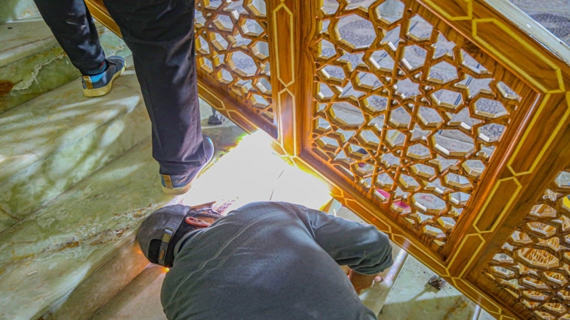 محجرات خشبية وقواطع من مادة الستانلس ستيل تنصب لتسهيل حركة الزائرين