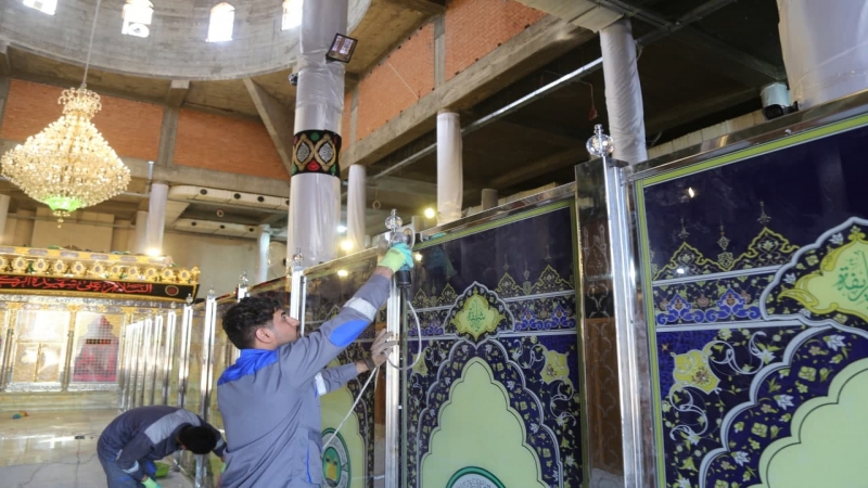 محجرات خشبية وقواطع من مادة الستانلس ستيل تنصب لتسهيل حركة الزائرين