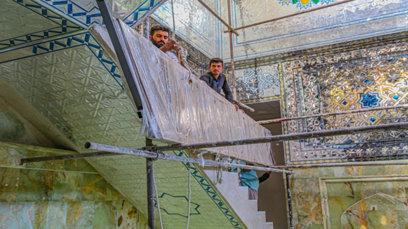 محجرات خشبية وقواطع من مادة الستانلس ستيل تنصب لتسهيل حركة الزائرين