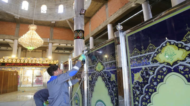 محجرات خشبية وقواطع من مادة الستانلس ستيل تنصب لتسهيل حركة الزائرين