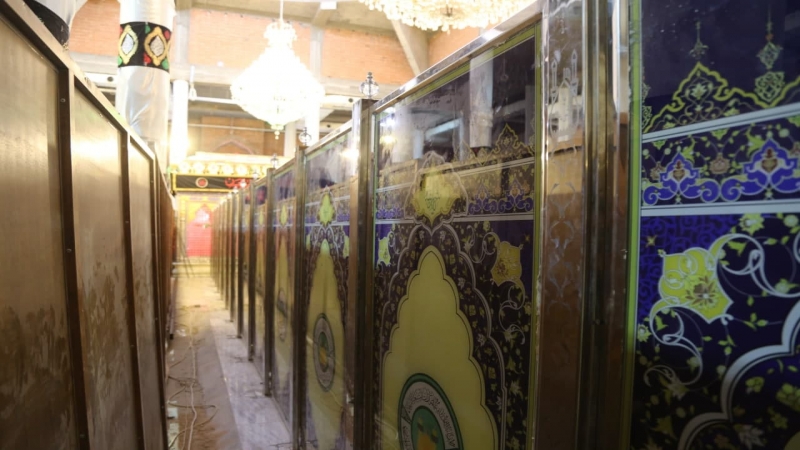 محجرات خشبية وقواطع من مادة الستانلس ستيل تنصب لتسهيل حركة الزائرين