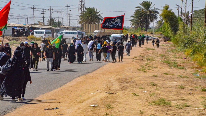 حشود الزائرين تتوافد صوب مرقد طبيبة المعلولين الشريفة بنت الحسن المجتبى