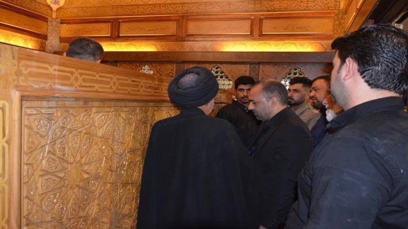 تتويج شباك الشفاء بالصندوق الخشبي الخاتم في ضريح قاضية الحاجات السيدة الشريفة