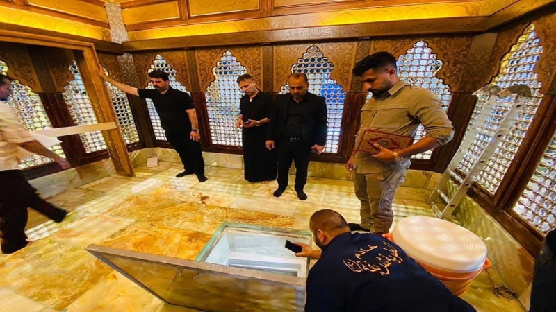 تتويج شباك الشفاء بالصندوق الخشبي الخاتم في ضريح قاضية الحاجات السيدة الشريفة