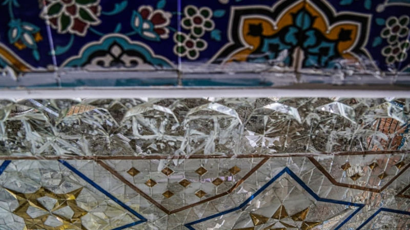 زخارف نباتية مزججة تزين الحرم الشريف