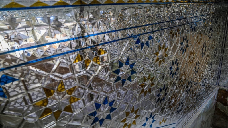 زخارف نباتية مزججة تزين الحرم الشريف