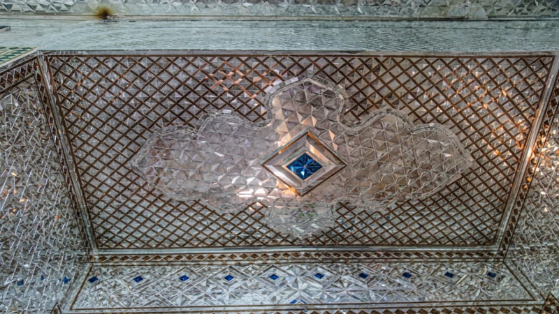 زخارف نباتية مزججة تزين الحرم الشريف