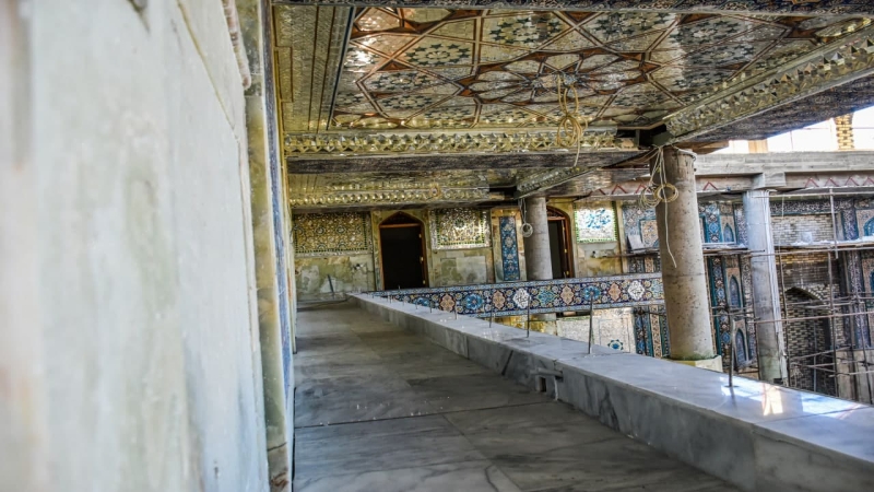 نقوش إسْلَامِيَّةٌ وَزَخَارِف فَنِيَّة تَزَيَّن جُدْرَان حَرُم شَهِيدَةٌ السَّبَايَا الشَّرِيفَة