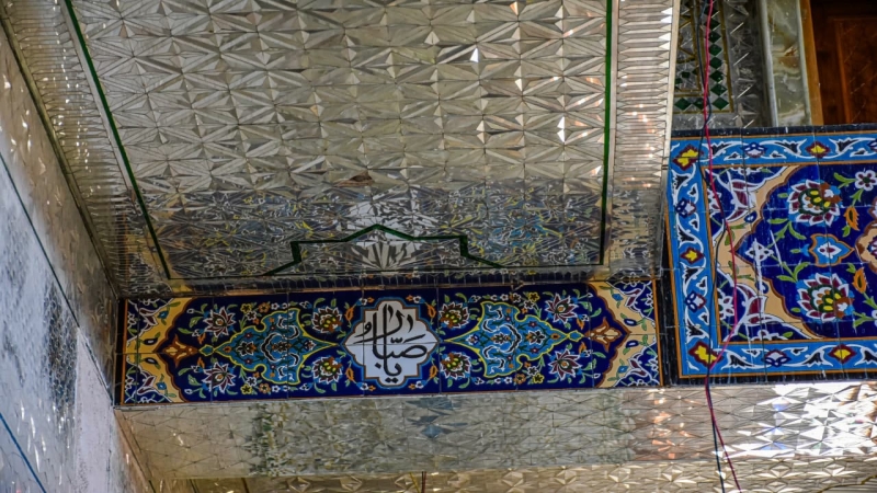 نقوش إسْلَامِيَّةٌ وَزَخَارِف فَنِيَّة تَزَيَّن جُدْرَان حَرُم شَهِيدَةٌ السَّبَايَا الشَّرِيفَة