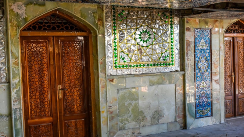 نقوش إسْلَامِيَّةٌ وَزَخَارِف فَنِيَّة تَزَيَّن جُدْرَان حَرُم شَهِيدَةٌ السَّبَايَا الشَّرِيفَة