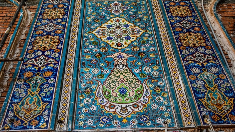 نقوش إسْلَامِيَّةٌ وَزَخَارِف فَنِيَّة تَزَيَّن جُدْرَان حَرُم شَهِيدَةٌ السَّبَايَا الشَّرِيفَة