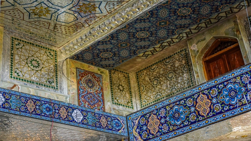 نقوش إسْلَامِيَّةٌ وَزَخَارِف فَنِيَّة تَزَيَّن جُدْرَان حَرُم شَهِيدَةٌ السَّبَايَا الشَّرِيفَة