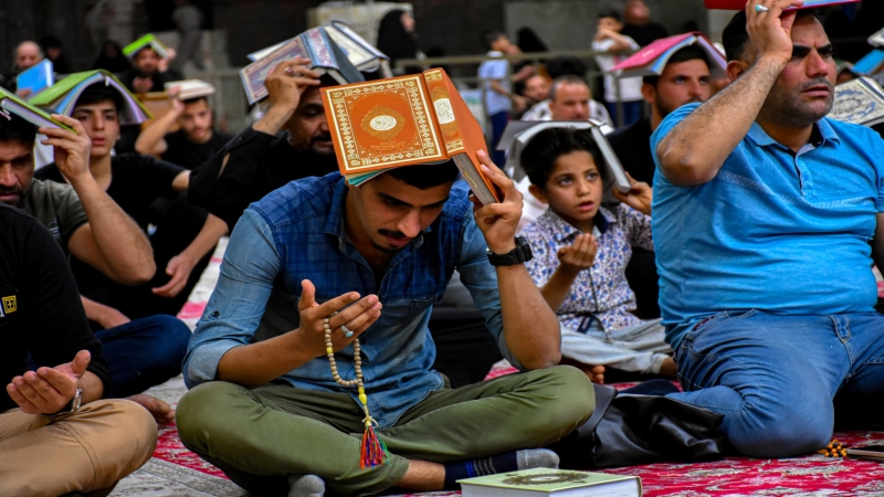 جموع المؤمنين تحيي اعمـال ليـلة القـدر