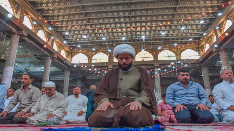 اداء صلاة الظهرين العبادية في الحرم الشريف