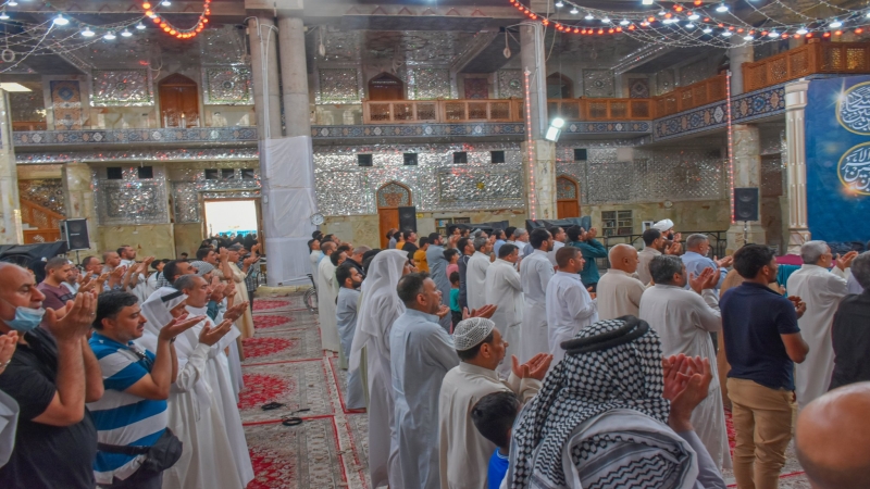 اداء صلاة الظهرين العبادية في الحرم الشريف