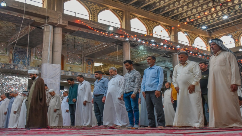 اداء صلاة الظهرين العبادية في الحرم الشريف