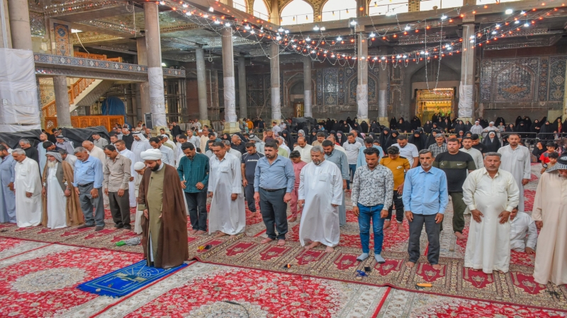 اداء صلاة الظهرين العبادية في الحرم الشريف