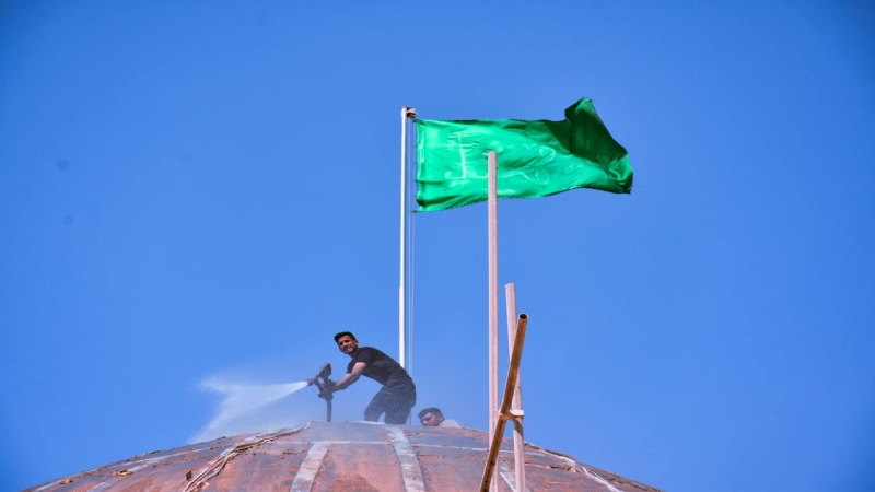 المباشر بأعمال تنظيف القبة المطهرة لطبيبة المعلولين