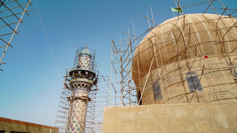 المباشر بأعمال تنظيف القبة المطهرة لطبيبة المعلولين