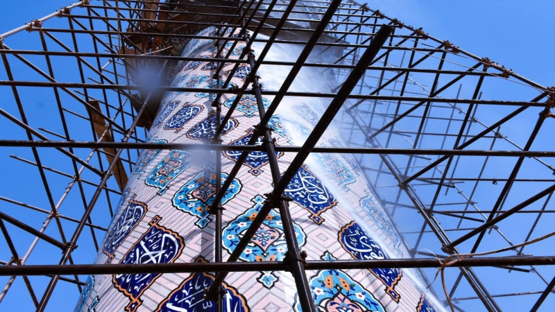 المباشر بأعمال تنظيف القبة المطهرة لطبيبة المعلولين