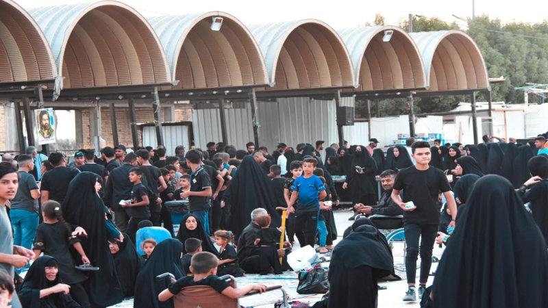 عطاء فاق حدود الكرم.. المواكب الحسينية في مرقد الشريفة بنت الحسن(ع)