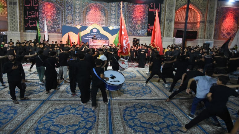 استمرار توافد المواكب المعزية لمرقد شهيدة الركب الحسيني