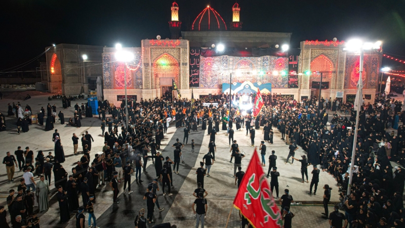 خدام العلوية الشريفة بنت الامام الحسن المجتبى يستقبلون المعزين بذكرى شهادة طبيبة المعلولين العلوية الشريفة بنت الامام الحسن المجتبى (ع)