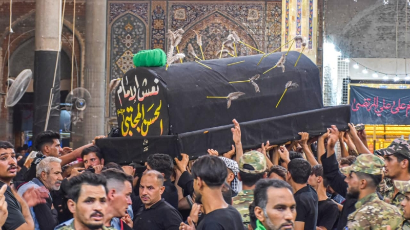 الأمانة الخاصة تشيع النعش الرمزي لمولانا الإمام الحسن المجتبى في حرم ريحانته الشريفة