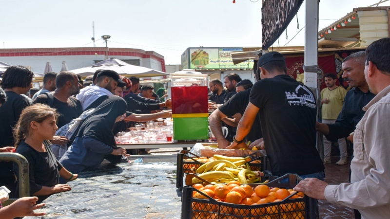 تواصل الحشود المليونية لزيارة الأربعين المقدسة بالزحف نحو قبلة الأحرار ومعشوق القلوب والألباب الإمام الحسين (سلامُ الله عليه)