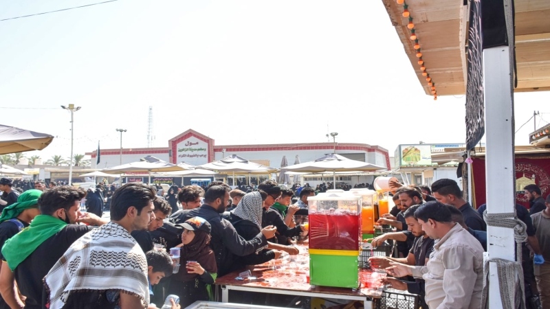 تواصل الحشود المليونية لزيارة الأربعين المقدسة بالزحف نحو قبلة الأحرار ومعشوق القلوب والألباب الإمام الحسين (سلامُ الله عليه)