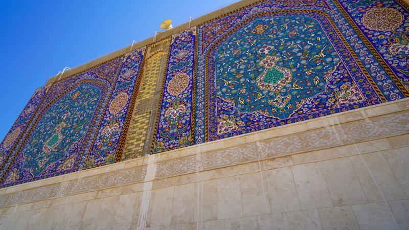 لوحات فنية وزخارف عمرانية تزين اروقة المرقد الشريف